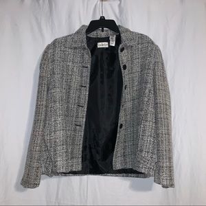 Black & White Women’s Suit Jacket!